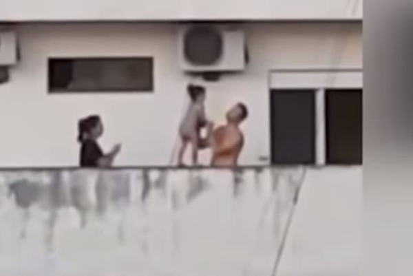 阿根廷父母扶女儿在七楼阳台边学步惊呆拍摄者