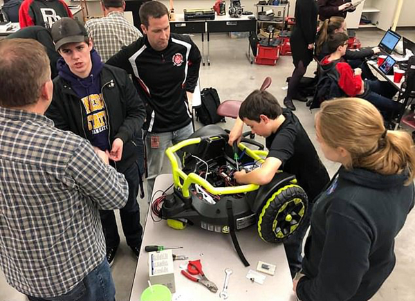 美高中生将玩具电动车改装成轮椅助力残障男童