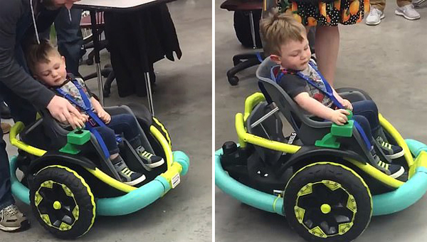 美高中生将玩具电动车改装成轮椅助力残障男童