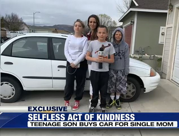 美国一13岁男孩卖游戏机打零工为单亲妈妈买车