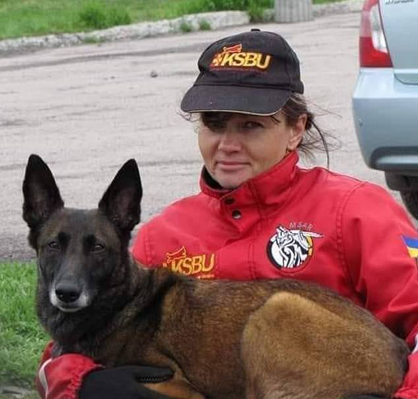 乌克兰救援犬听呼吸声找到受困下水道三日老人