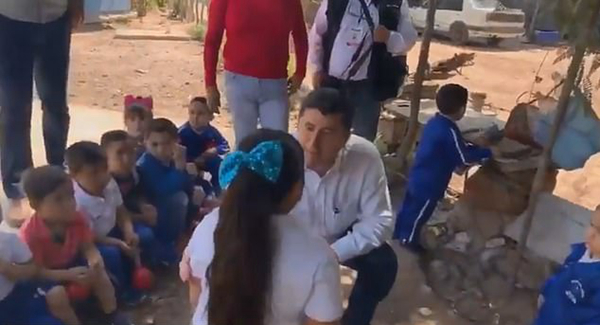 墨西哥一市长访问小学当众羞辱超重女童遭批评