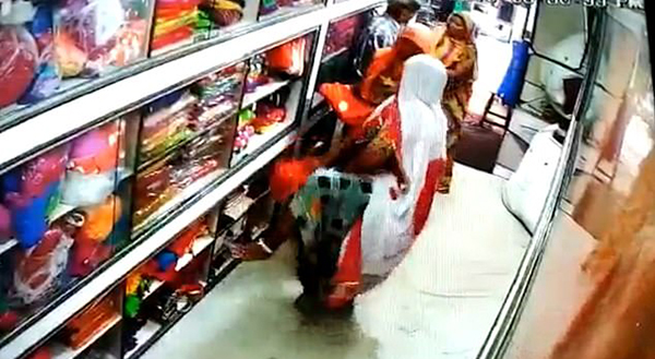 印度三女子组团盗窃衣物 淡定将赃物藏纱丽下