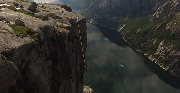 挪威男子千米高空走扁带失足滑落挂在悬崖之间