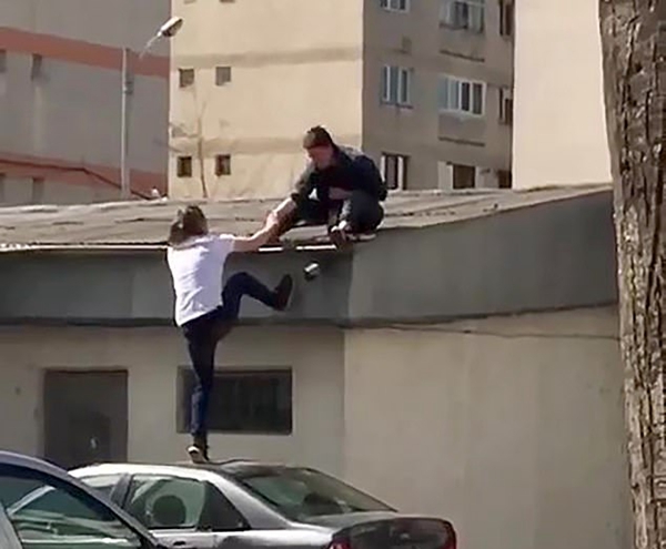罗马尼亚两小伙模仿明星屋顶饮酒却失足摔落