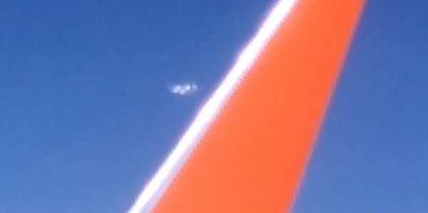 男子客机拍到“不明飞行物”或为机窗反射幻影