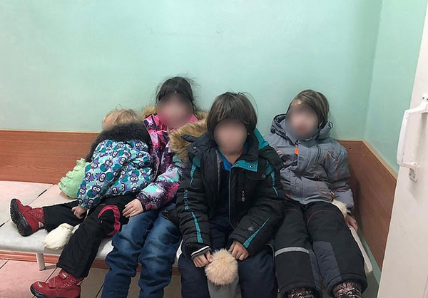 俄四名儿童栖身破旧楼房 在垃圾堆里找食物