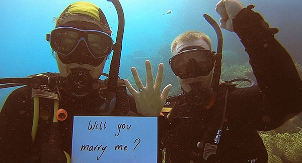 澳小伙大堡礁水下向伴侣浪漫求婚结束爱情长跑