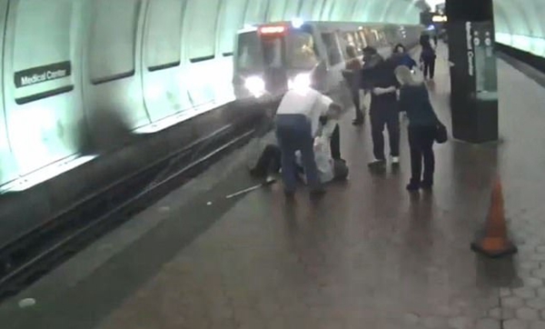 美地铁站三位好心人帮助掉下铁轨盲人成功脱险