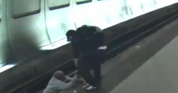 美地铁站三位好心人帮助掉下铁轨盲人成功脱险