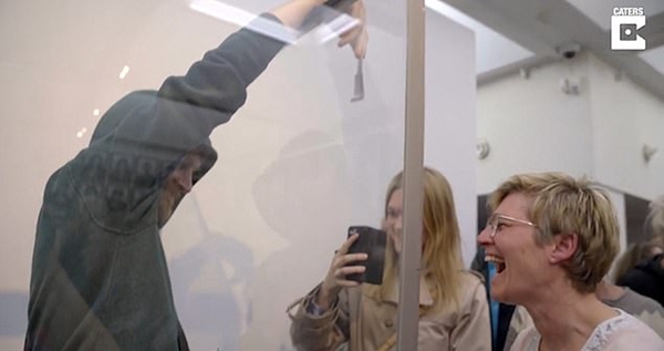 丹麦艺术展现流浪汉玻璃展位呼吁关注弱势群体