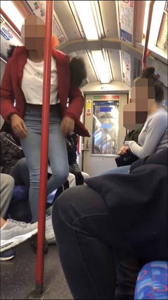 伦敦一年轻女子在地铁上遭少女团伙欺凌殴打