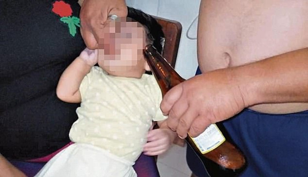 气愤！秘鲁教师强迫4月大男婴喝酒甚至用瓶灌