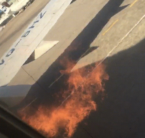俄客机起飞前突然起火 三乘客打开舱门爬机翼