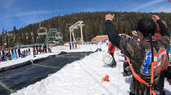 美滑雪者极速滑过水面做前空翻特技引众人惊呼