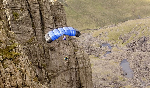 壮美！无人机拍摄男子从762米高山顶跳伞过程