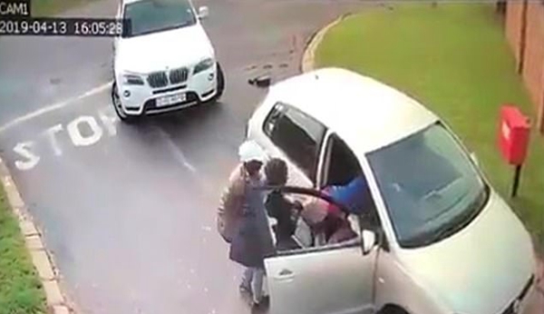 暴行！南非匪徒开枪打碎车窗玻璃劫走女子车辆
