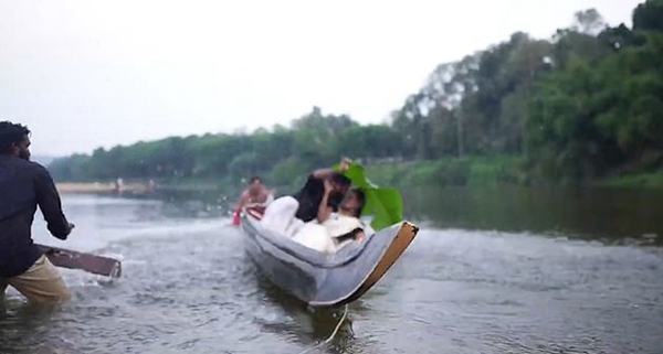 爆笑！印夫妇独木舟上拍婚纱照时意外翻船落水