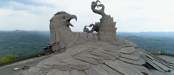 印山顶61米巨鹰雕塑讲述巨鹰搭救女神折翼故事