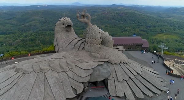 印山顶61米巨鹰雕塑讲述巨鹰搭救女神折翼故事
