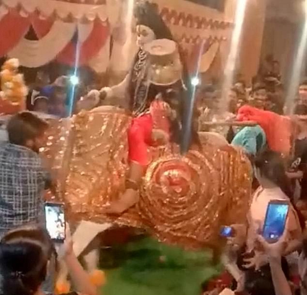 印男子扮湿婆参加宗教活动 公牛受惊撞伤多人