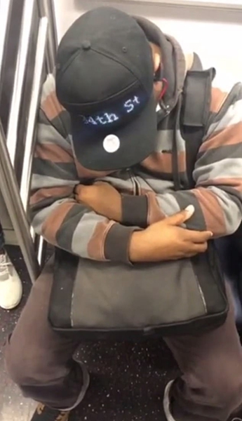 纽约地铁一男子帽子滚动播字幕“到站之前叫醒我”