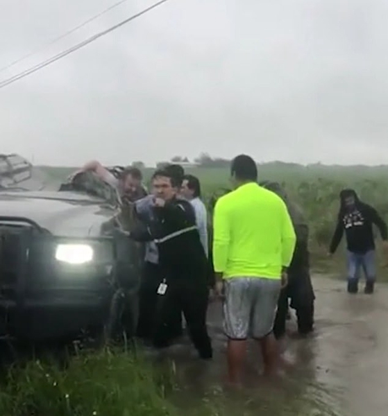 美一司机风暴中遭遇翻车 好心人伸手齐力搭救