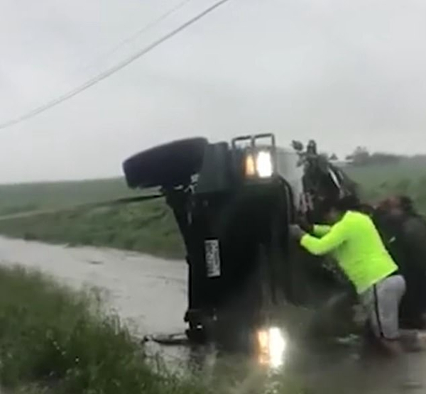 美一司机风暴中遭遇翻车 好心人伸手齐力搭救