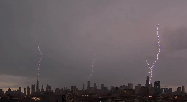 奇观！罕见“向上闪电”狂舞点亮芝加哥夜空