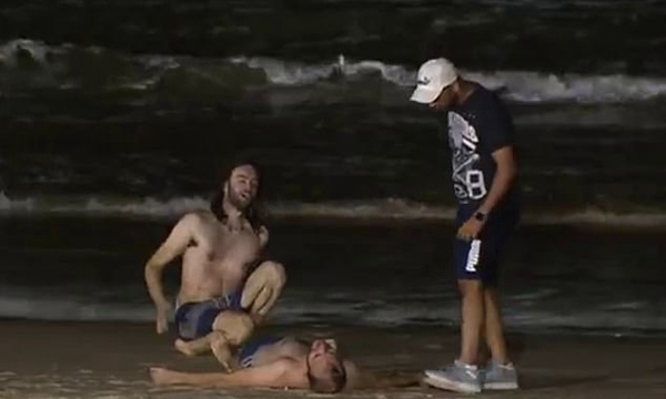 澳男子海边游泳被凶猛海浪吞没 朋友奋力相救