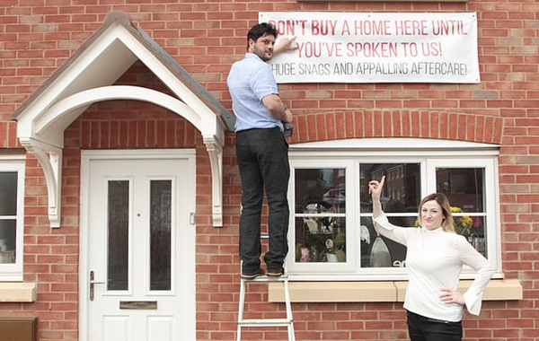 英夫妇在新屋外挂条幅警告其他买家房屋有缺陷