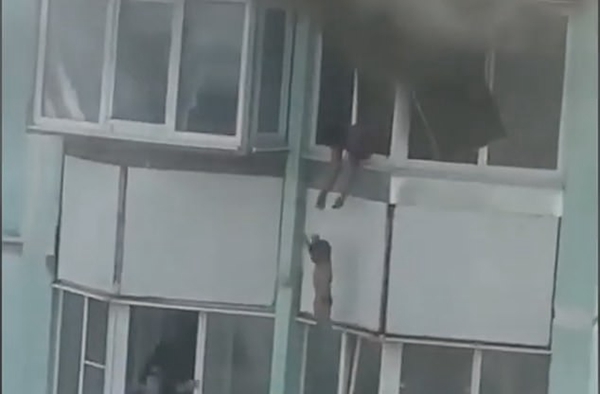 俄绝望母亲从着火高楼扔下3岁儿子后一同坠亡