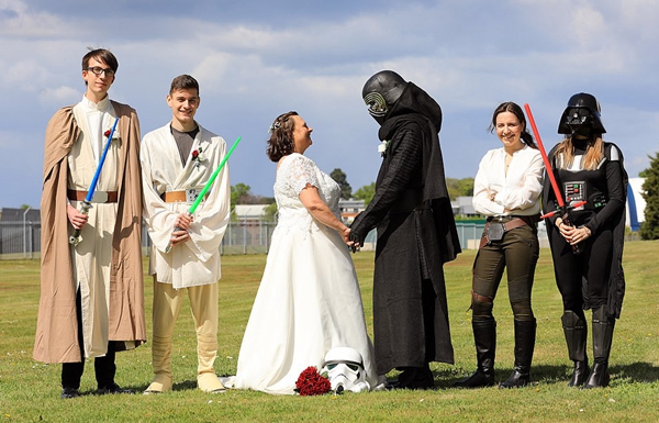 英国科幻迷夫妻在星战日结婚 上演反叛军之爱