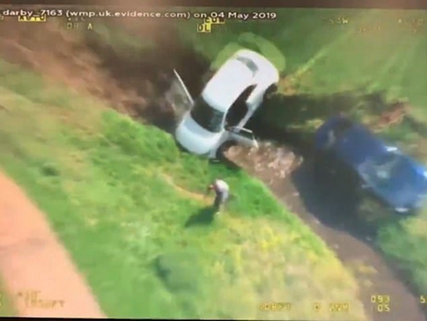 英国警察追击偷车青少年致失窃车辆撞进小溪