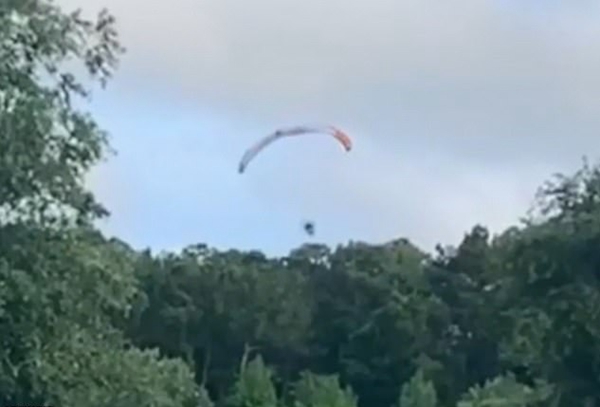 男子乘滑翔伞被挂高24米树上获消防员成功解救