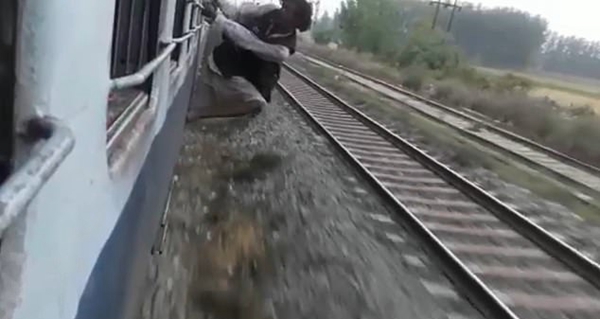 印胆大男子将身体悬挂火车外不听劝遭乘客群殴