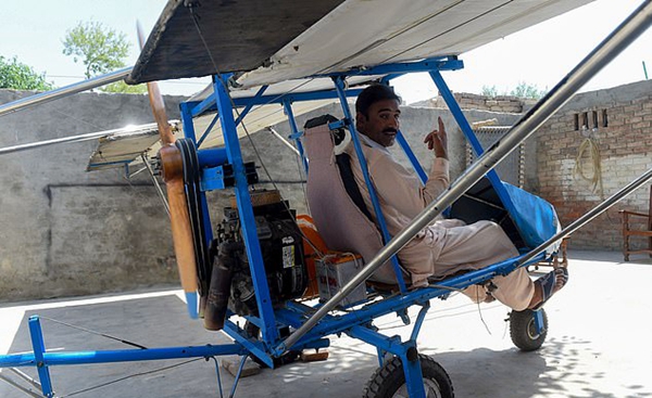 巴基斯坦爆米花小贩独自造出飞机受到空军赞扬