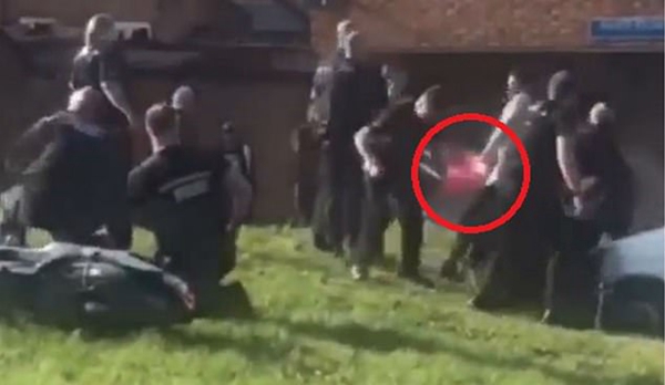 英国警察抓捕摩托车窃贼 遭顽固反抗被泼汽油