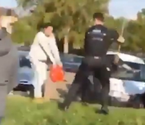 英国警察抓捕摩托车窃贼 遭顽固反抗被泼汽油