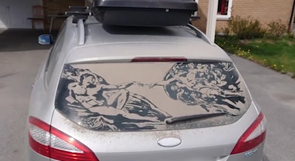 创意！纹身艺术家脏车窗上临摹米开朗基罗画作