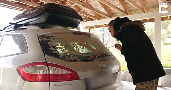 创意！纹身艺术家脏车窗上临摹米开朗基罗画作