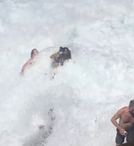 美两名比基尼美女夏威夷海边摆拍被巨浪冲翻