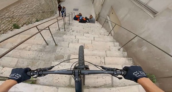 法国一自行车手骑车冲下台阶险些撞上多名学生