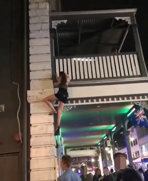 澳一女子公然违反禁令深夜徒手攀爬外墙进夜店