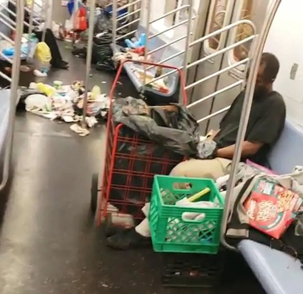 太恶心！纽约一地铁垃圾遍布 乘客无处落脚