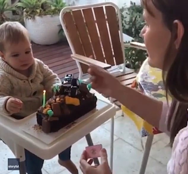 澳1岁男婴过生日差点吞掉蛋糕上燃烧的蜡烛