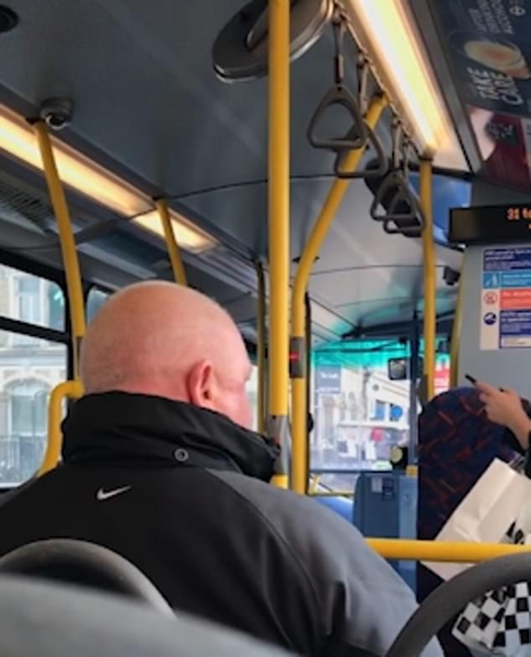 伦敦70岁乘客大骂公交车司机 威胁称将其揍扁