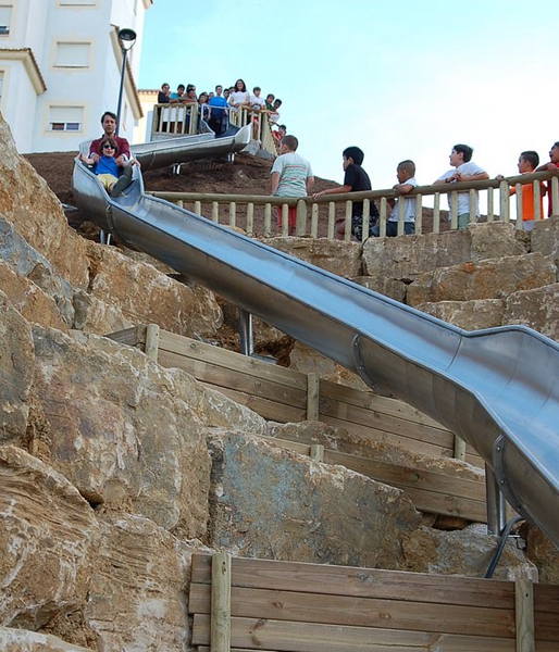 西班牙最长滑梯不到两天时间致多人受伤遭关闭