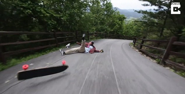 惨烈！视频记录美滑板高手山路上反复摔倒场面