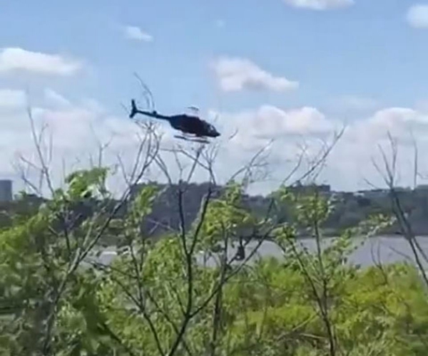 纽约一直升机坠河 疑因遇强风飞行员操作失误